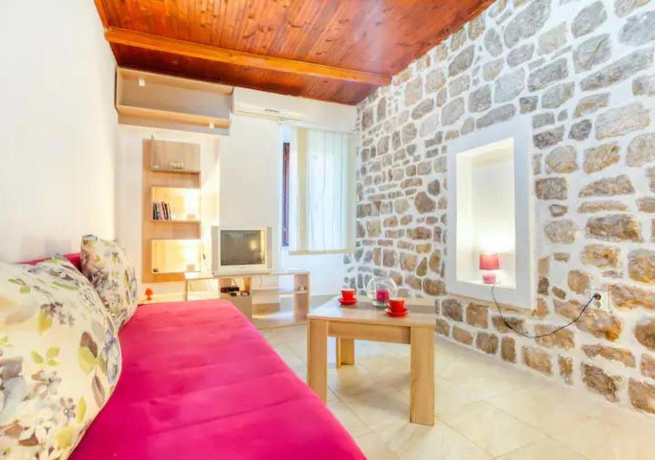 Bond Studio- Old Town Apartment *